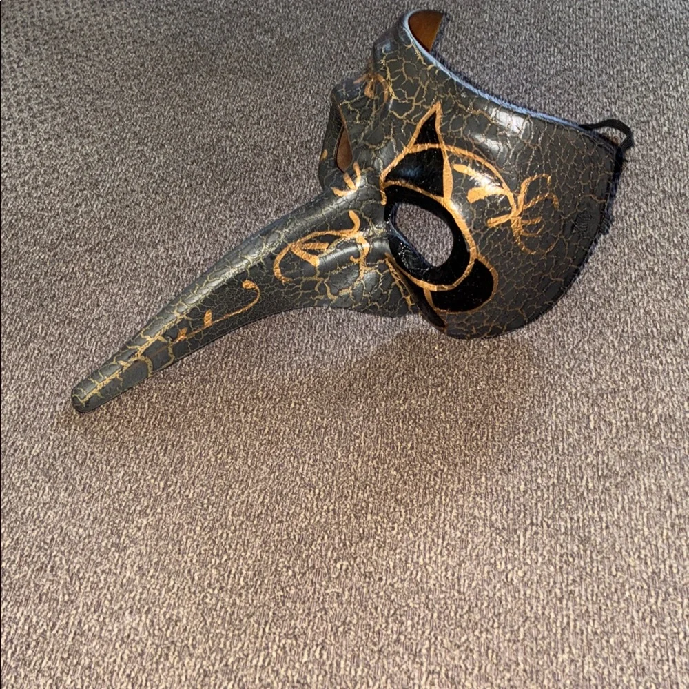 Venetian Crackle Long Nose Masquerade Mask - Black & Gold Unisex